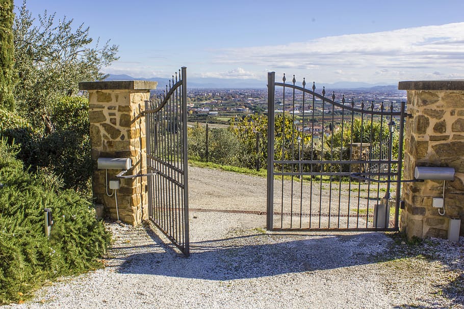 5 Tips for choosing an electric security gate for your home